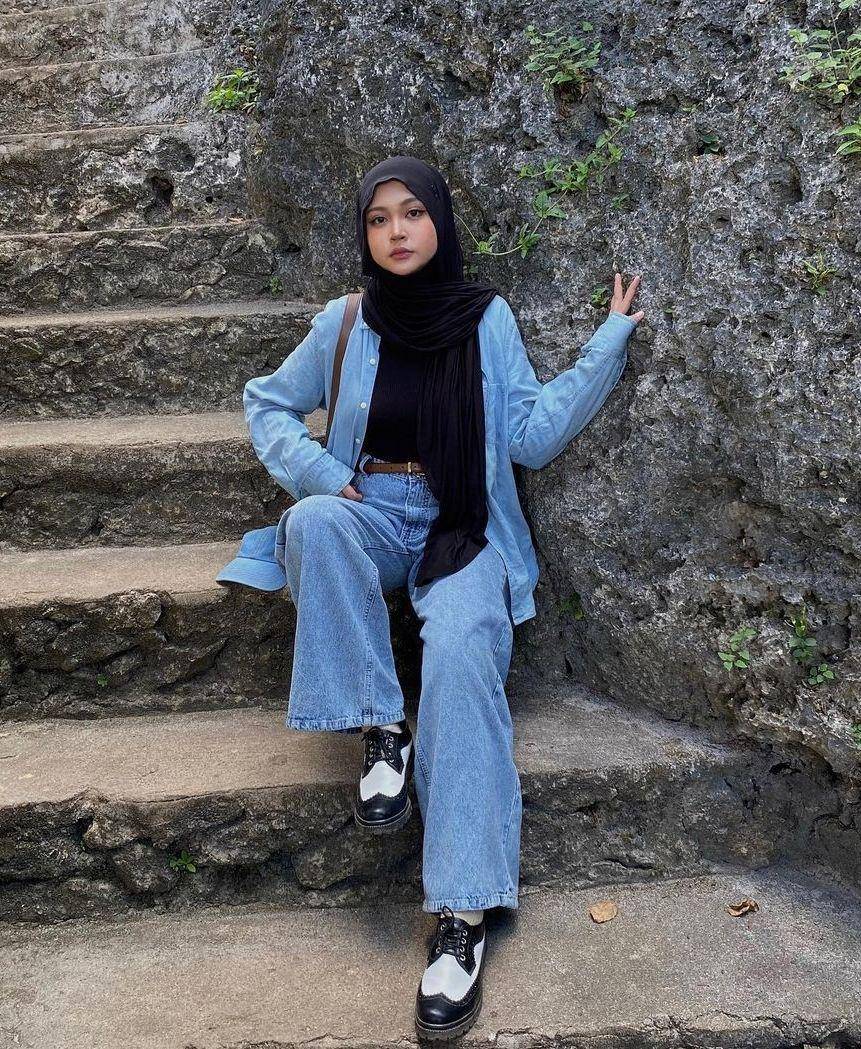 Setelan jeans hijab (instagram.com/tikadew_)