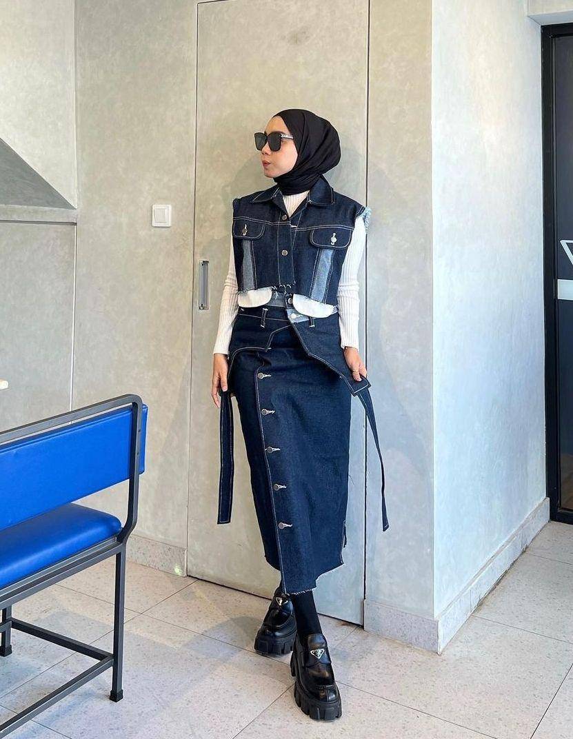 Setelan jeans hijab (instagram.com/rinisetyaa)