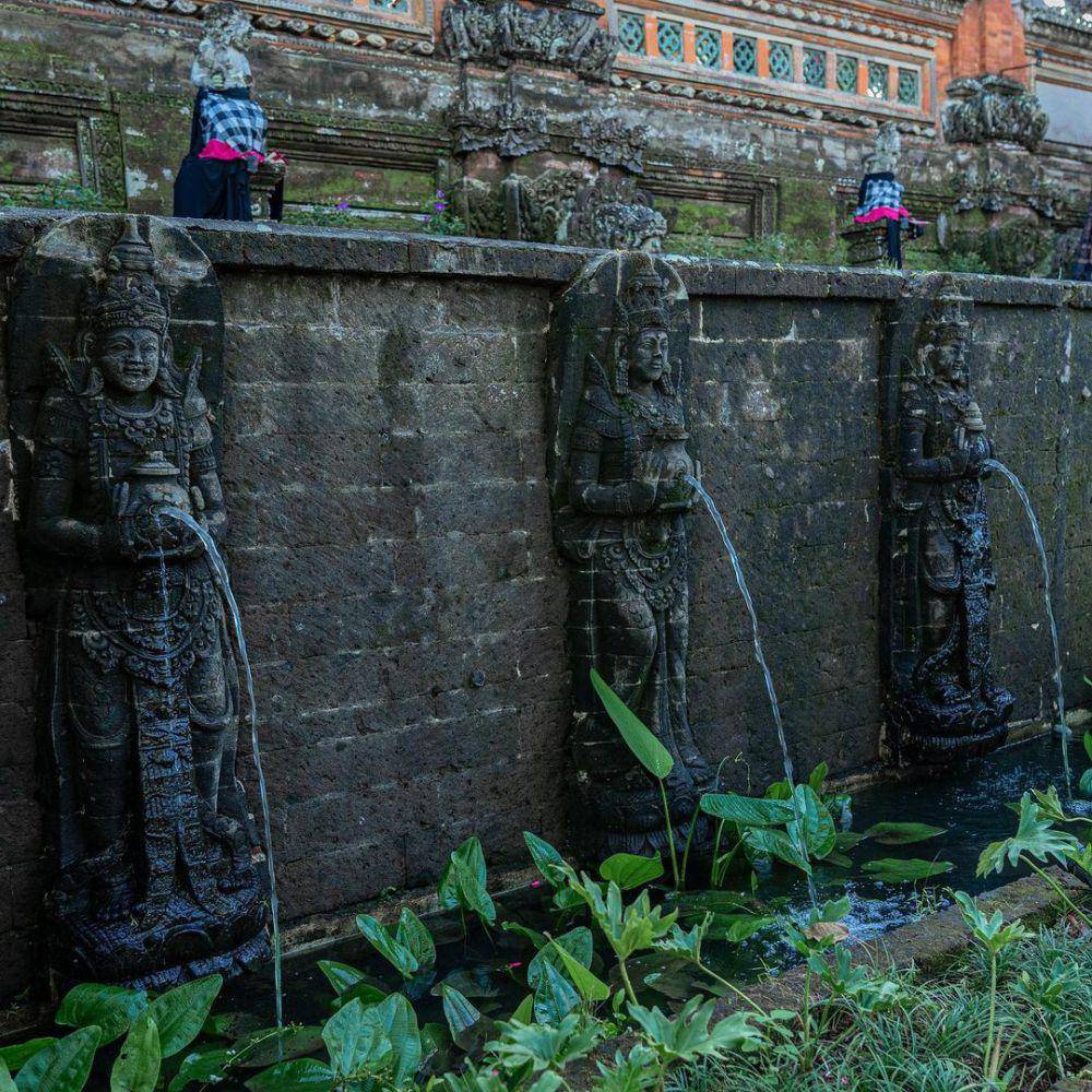 Dindingnya yang dihias dengan ukiran (Instagram.com/@ubudwaterpalace)