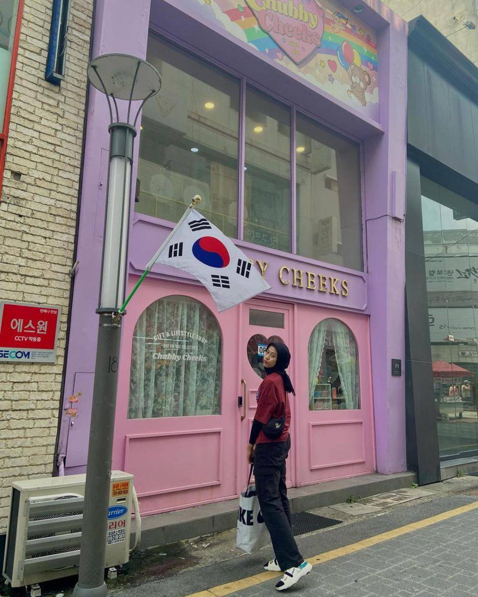Megawati saat ke kedai kopi di Korea Selatan (Instagram/megawatihangestrip)