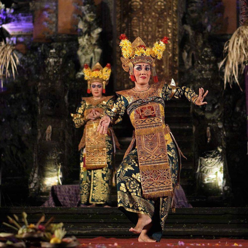 Salah satu pertunjukkan tari Bali yang diadakan di Pura Taman Saraswati (Instagram.com/@ubudwaterpalace)