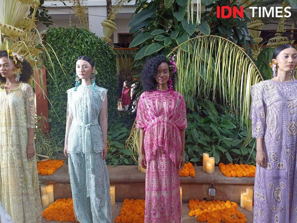 Koleksi Lavena by BOHplay yang tampil dalam pagelaran Trunk Show di The Dharmawangsa Hotel, Jakarta Selatan. 19 Oktober 2023. (IDN Times/M. Tarmizi Murdianto)
