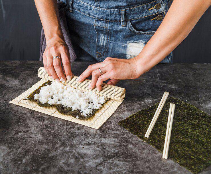 ilustrasi menggulung kimbap (freepik.com/freepik)