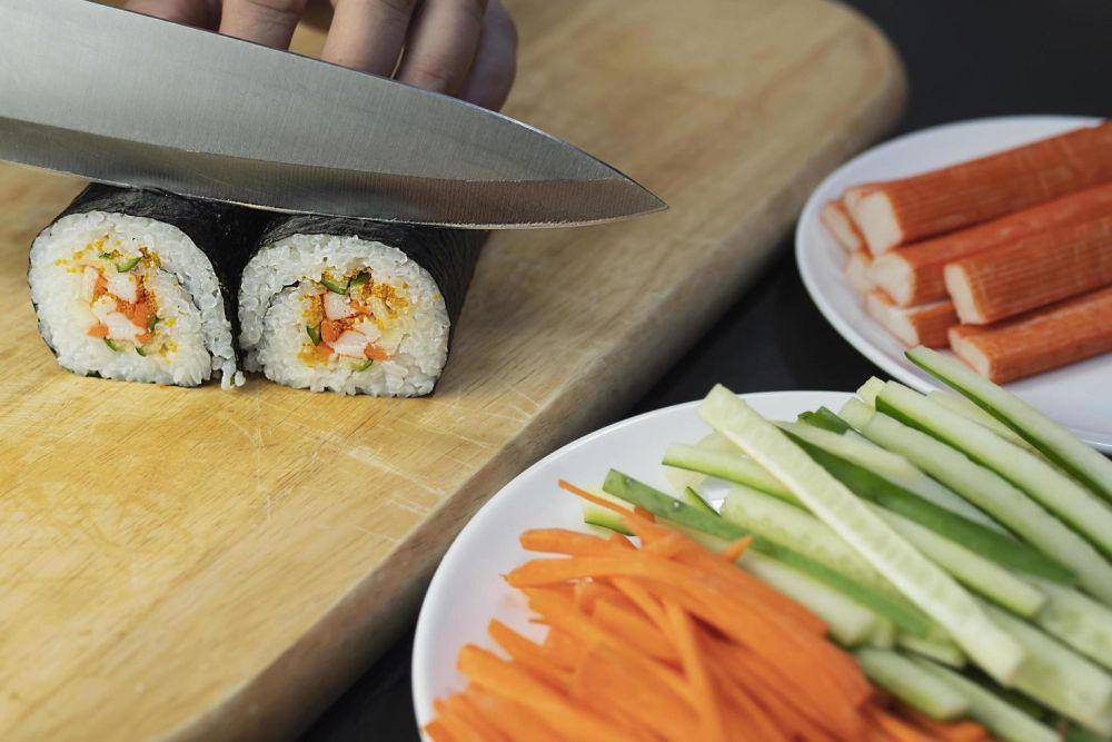 ilustrasi memotong kimbap (vecteezy.com/Srinrat Wuttichaikitcharoen)
