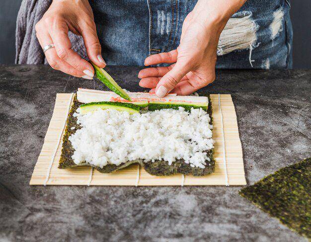 ilustrasi menata isian kimbap (freepik.com/freepik)