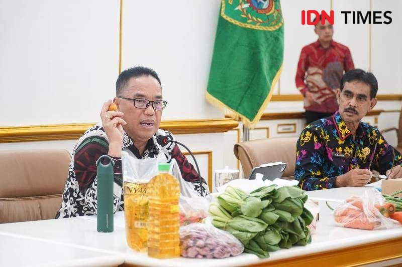 Pj Bupati PPU, Makmur Marbun saat pimpin rapat membahas inflasi daerah  (IDN Times/Ervan)