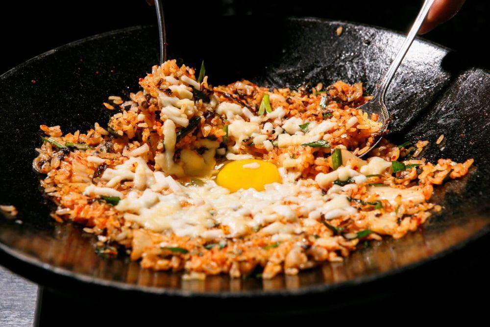 Memasak nasi goreng (dok. 123rf.com/bbtreesubmission)