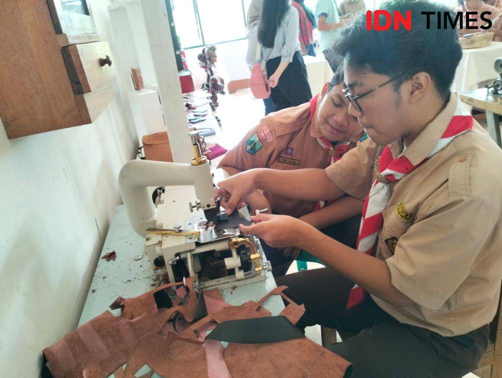 Siswa SMK Negeri 12 Surabaya saat memproduksi limbah kulit jadi gantungan kunci. (IDN Times/Khusnul Hasana)