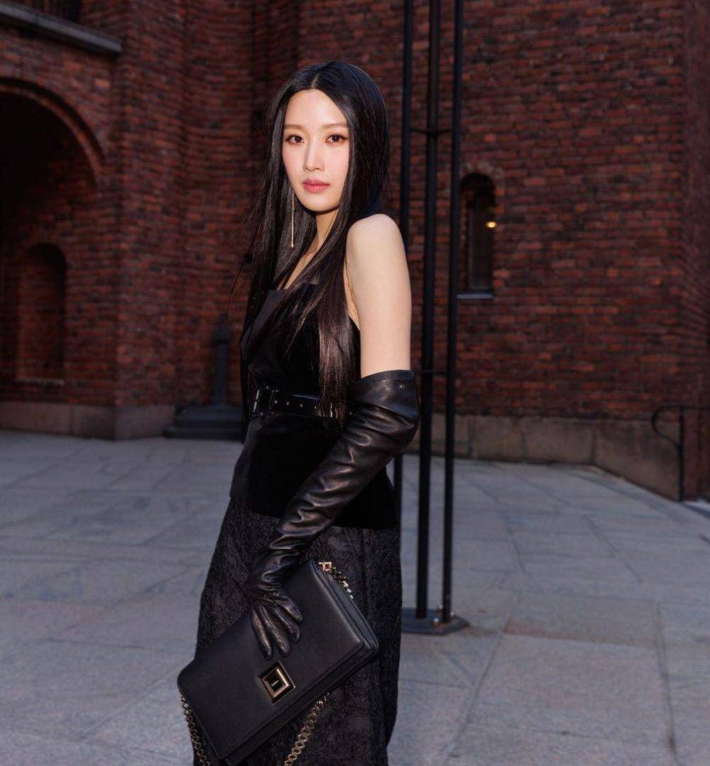gaya Moon Ga Young dengan dress hitam (instagram.com/m_kayoung)