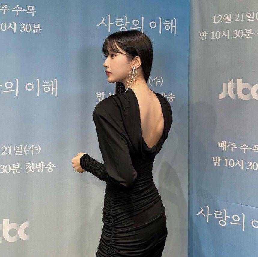 gaya Moon Ga Young dengan dress hitam (instagram.com/m_kayoung)