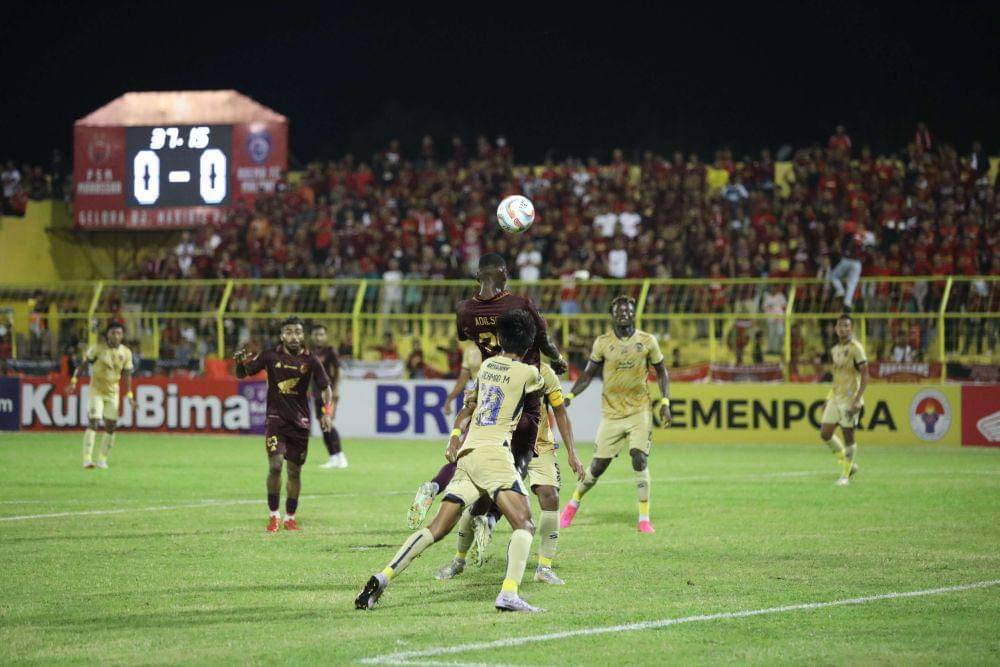 Salah satu momen laga pekan ke-16 BRI Liga 1 2023-24 antara PSM Makassar versus Arema FC di Stadion Gelora B.J. Habibie Parepare pada Jumat 20 Oktober 2023. (Dok. Ofisial PSM Makassar/Agung Dewantara)