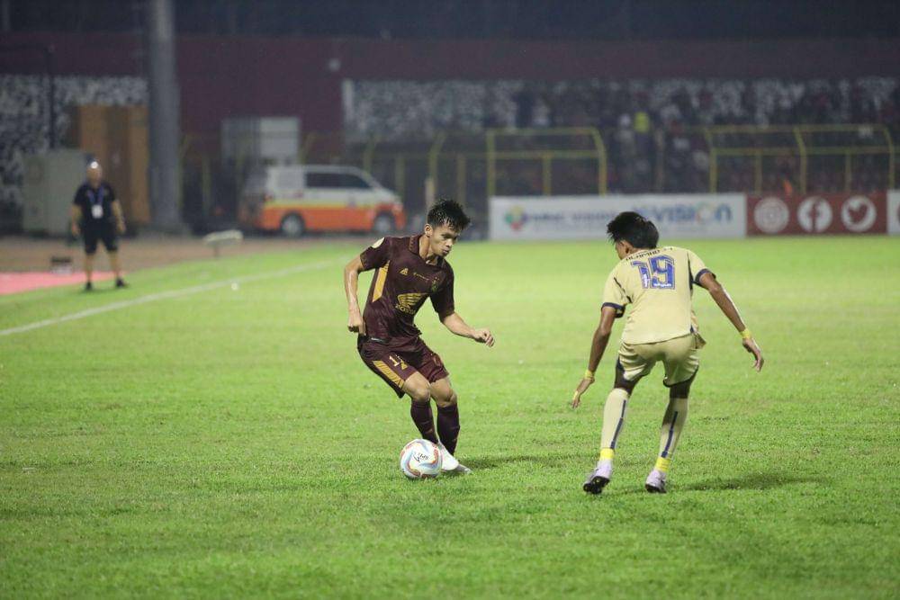 Salah satu momen laga pekan ke-16 BRI Liga 1 2023-24 antara PSM Makassar versus Arema FC di Stadion Gelora B.J. Habibie Parepare pada Jumat 20 Oktober 2023. (Dok. Ofisial PSM Makassar/Agung Dewantara)