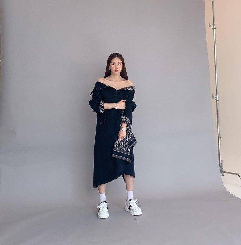 gaya Moon Ga Young dengan dress hitam (instagram.com/m_kayoung)