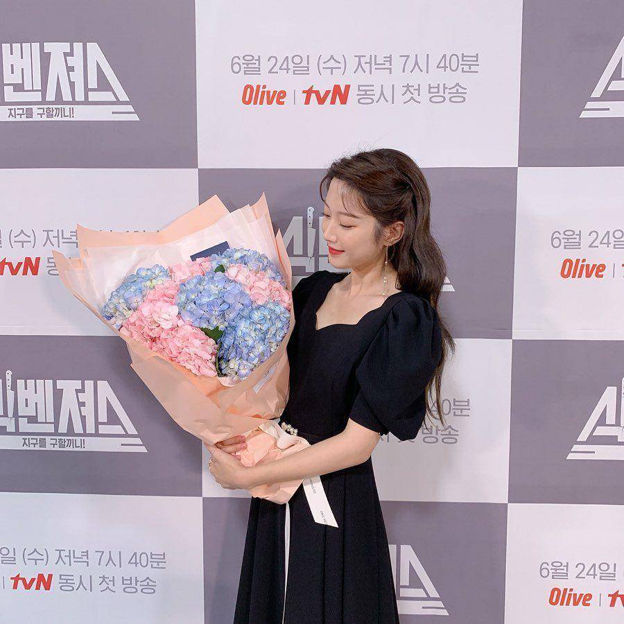 gaya Moon Ga Young dengan dress hitam (instagram.com/m_kayoung)