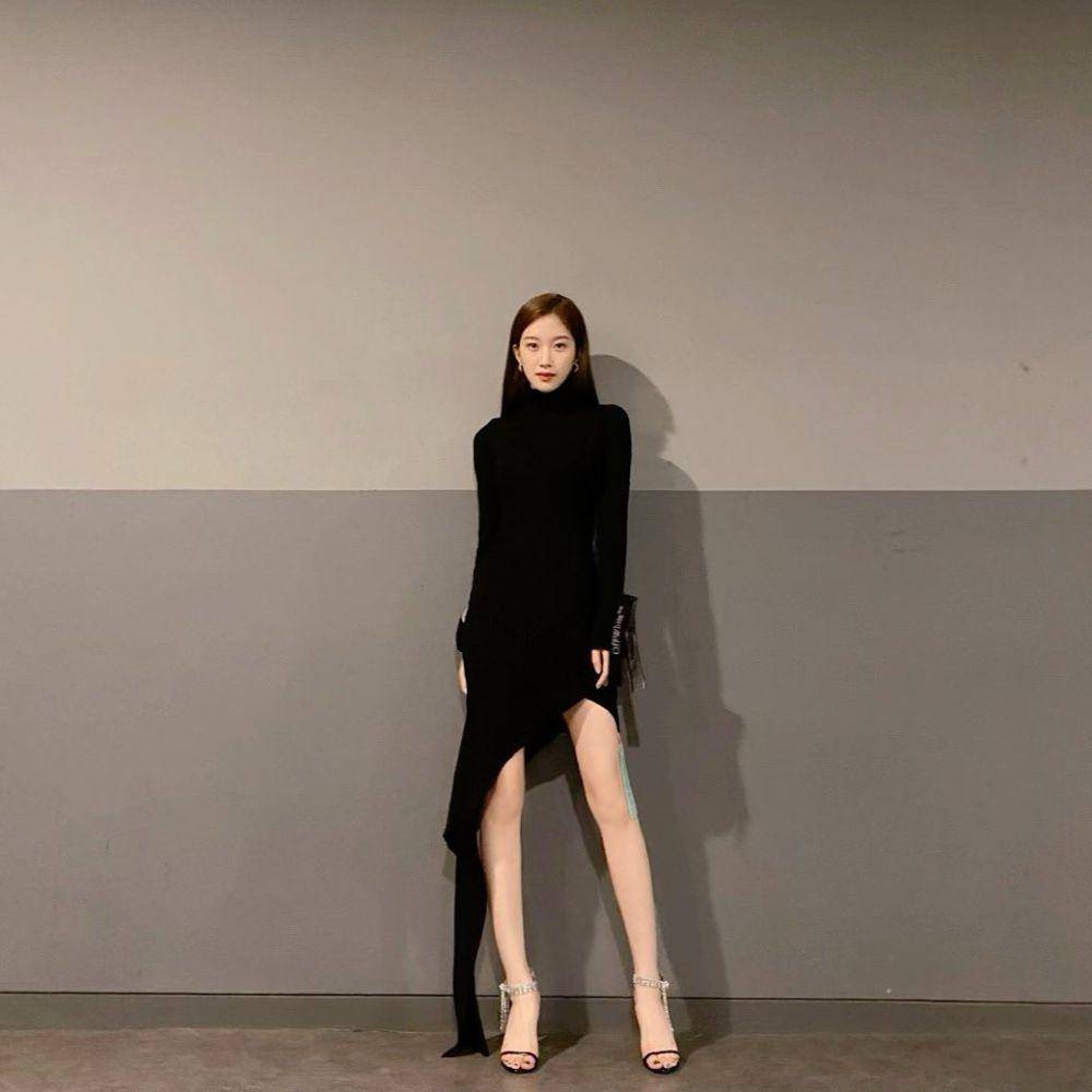 gaya Moon Ga Young dengan dress hitam (instagram.com/m_kayoung)
