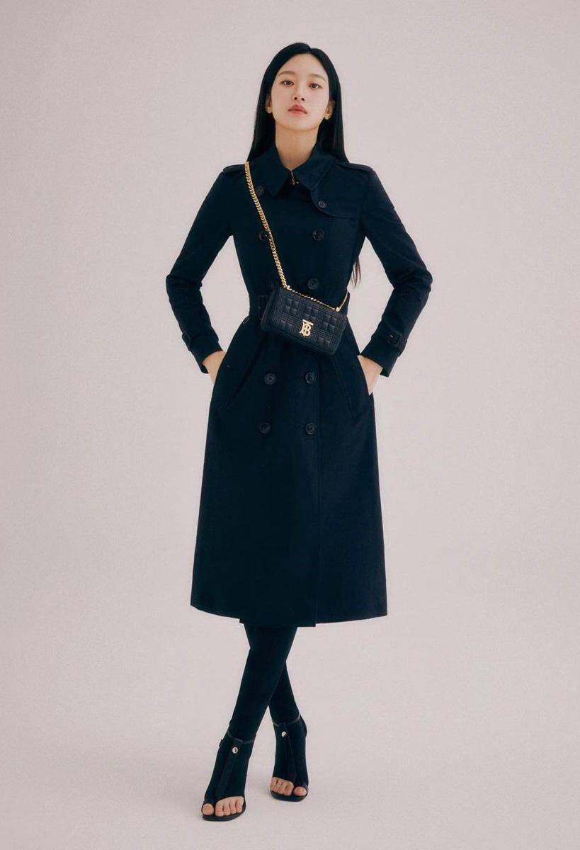 gaya Moon Ga Young dengan dress hitam (instagram.com/m_kayoung)