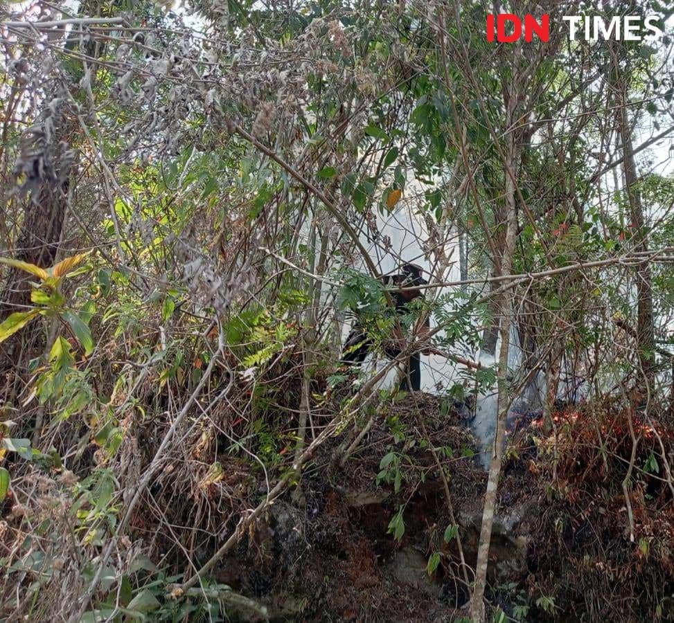 Petugas memadamkan kebakaran hutan di lereng Gunung Lawu yang sudah merembet ke jalan Sarangan-Karanganya, Sabu (21/10/2023). IDN Times/Riyanto