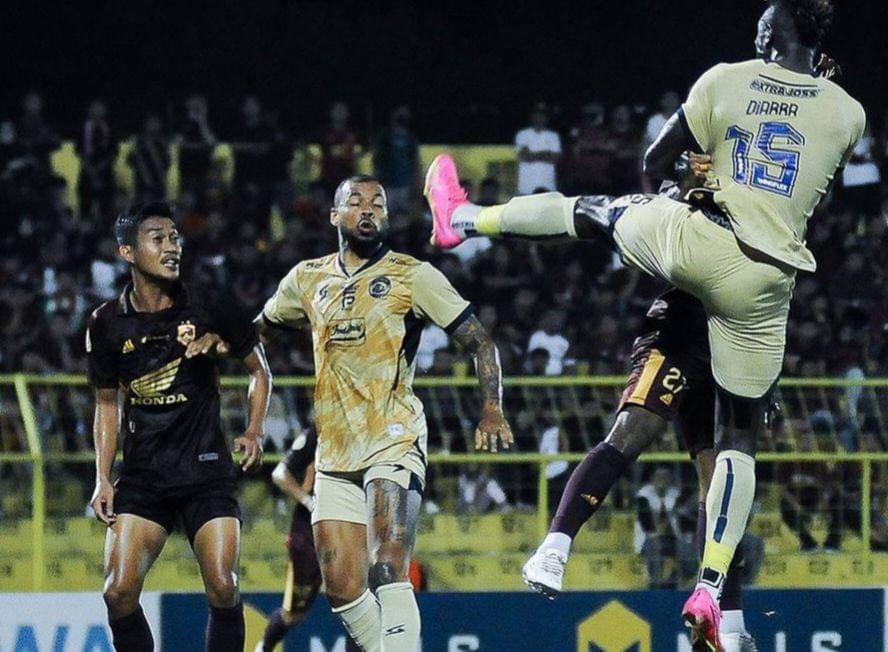 Pemain-pemain Arema FC saat melawan PSM Makassar di Stadion Gelora BJ Habibie Parepare. (Dok. Media Officer Arema FC)