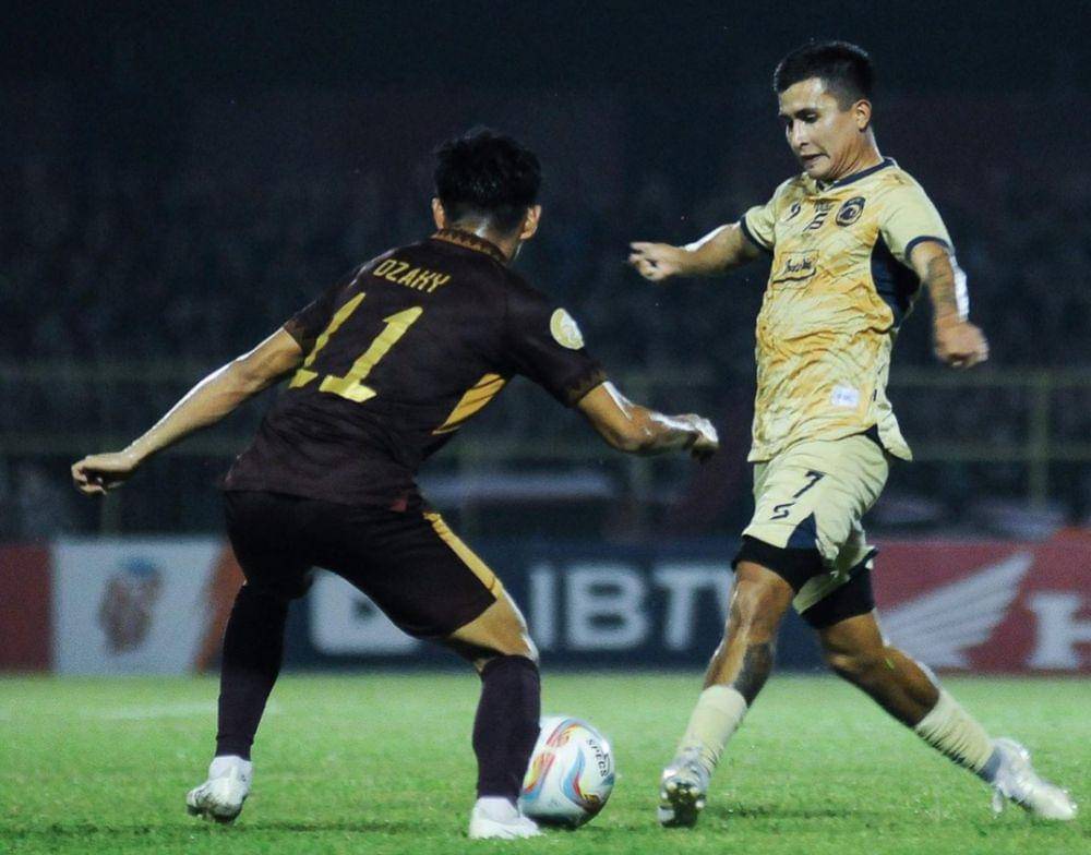 Pemain-pemain Arema FC saat melawan PSM Makassar di Stadion Gelora BJ Habibie Parepare. (Dok. Media Officer Arema FC)