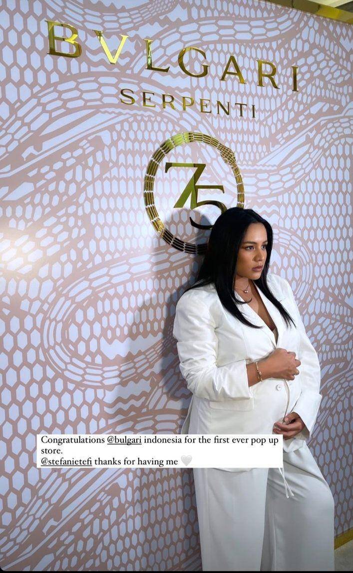 Potret artis di event Bvlgari (Instagram.com/angelpieters)
