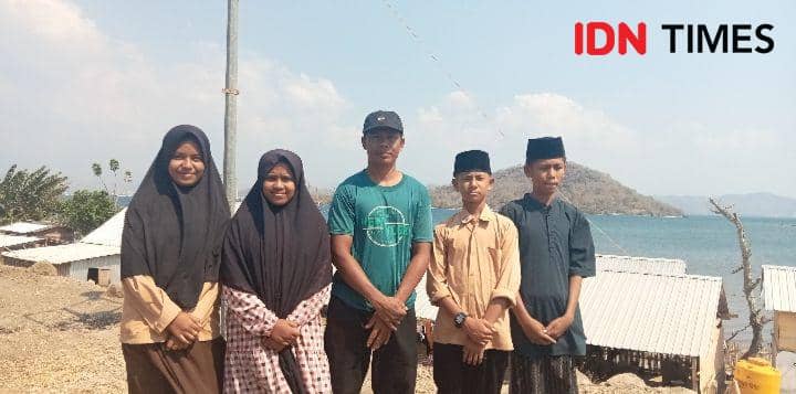 Foto Dewi Murni bersama rekannya dan orang tua wali murid (IDN Times/Juliadin)