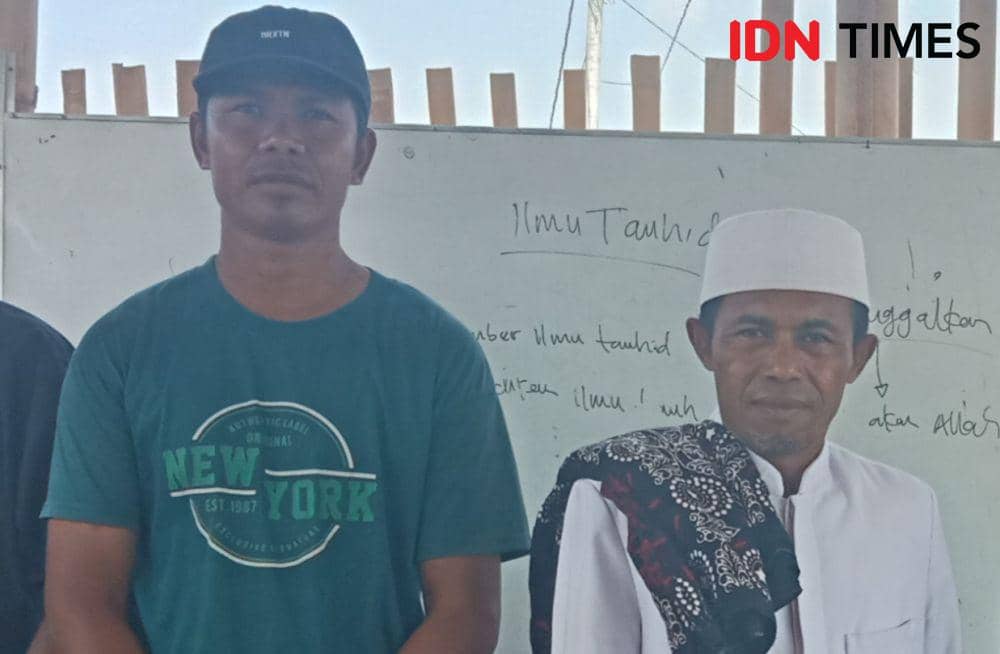 Foto Rusli (kiri), salah satu orang tua wali santri di Ponpes Darruraihan Sonao Bima (IDN Times /Juliadin)