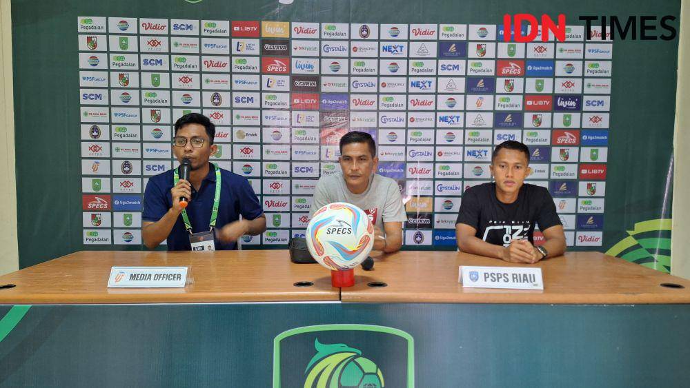Head coach PSPS Riau Ridwan Saragih (tengah) saat menyampaikan pernyataannya untuk pertandingan melawan SADA Sumut FC besok (IDN Times/ Fanny Rizano)