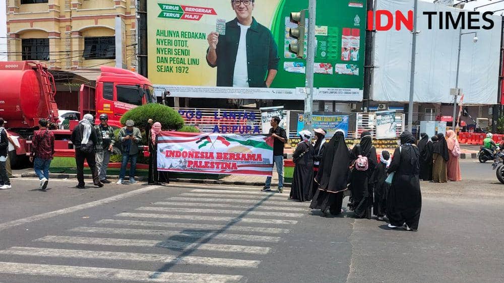 Aksi damai bela Palestina Aliansi Masyarakat Lampung (AML) menggelar aksi damai bela Palestina di Tugu Adipura Kota Bandar Lampung, Sabtu (21/10/2023). (IDN Times/Tama Yudha Wiguna).