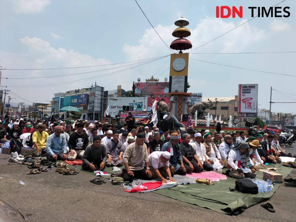 Aksi damai bela Palestina Aliansi Masyarakat Lampung (AML) menggelar aksi damai bela Palestina di Tugu Adipura Kota Bandar Lampung, Sabtu (21/10/2023). (IDN Times/Tama Yudha Wiguna).