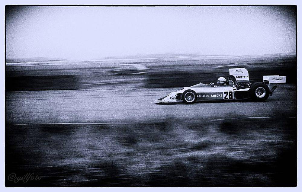 Mark Donohue di Sirkuit Silverstone, Inggris, pada 1975 (commons.wikimedia.org/Gillfoto)