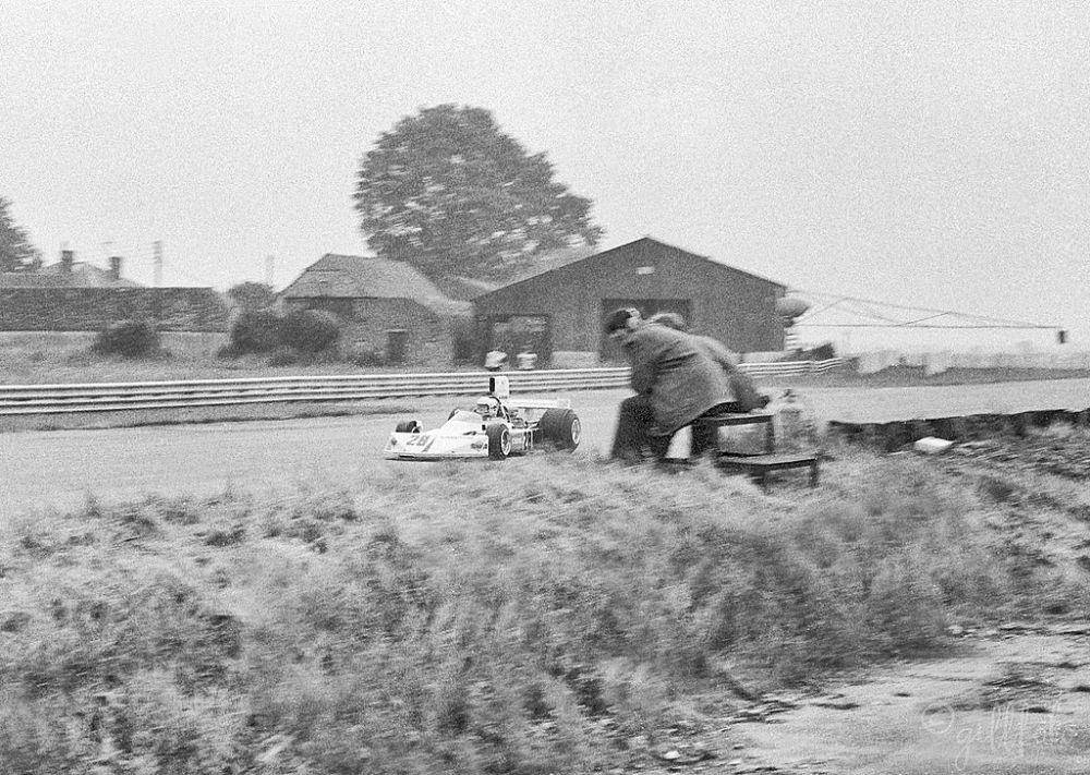 Mark Donohue sedang di balik kemudi March 751 Penske pada Formula 1 Grand Prix Inggris 1975 di Sirkuit Silverstone. (commons.wikimedia.org/Gillfoto)