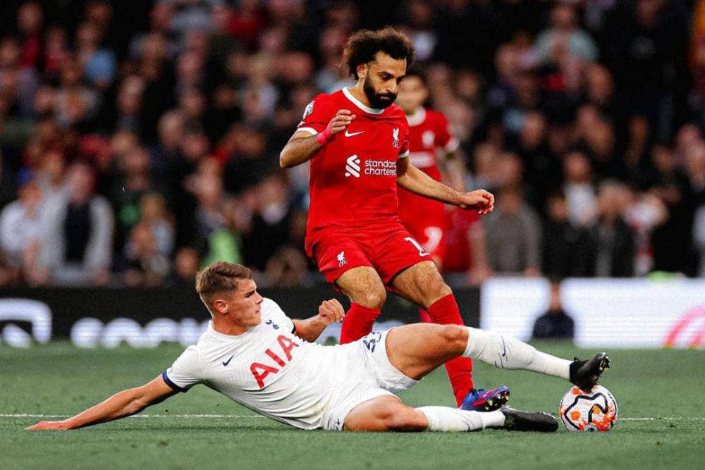 Micky van de Ven (bawah) tampil kokoh di jantung pertahanan Tottenham Hotspur. (instagram.com/mickyvdven)