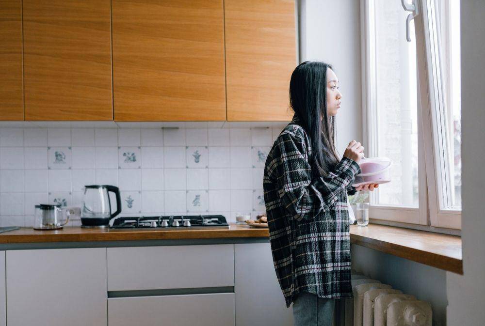 ilustrasi sendirian di rumah (pexels.com/Alena Darmel)