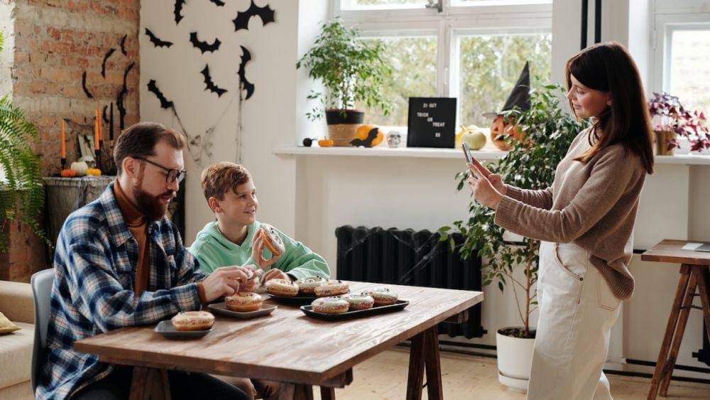 ilustrasi membiarkan informasi penting tentang anak di media sosial (pexels.com/Daisy Anderson)