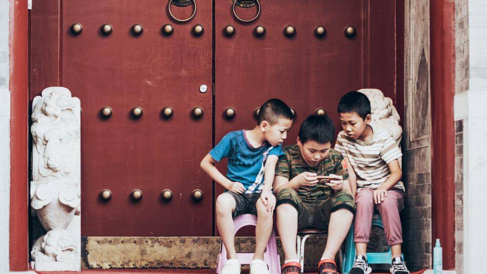 ilustrasi anak-anak yang bermain media sosial (pexels.com/zhang kaiyv)