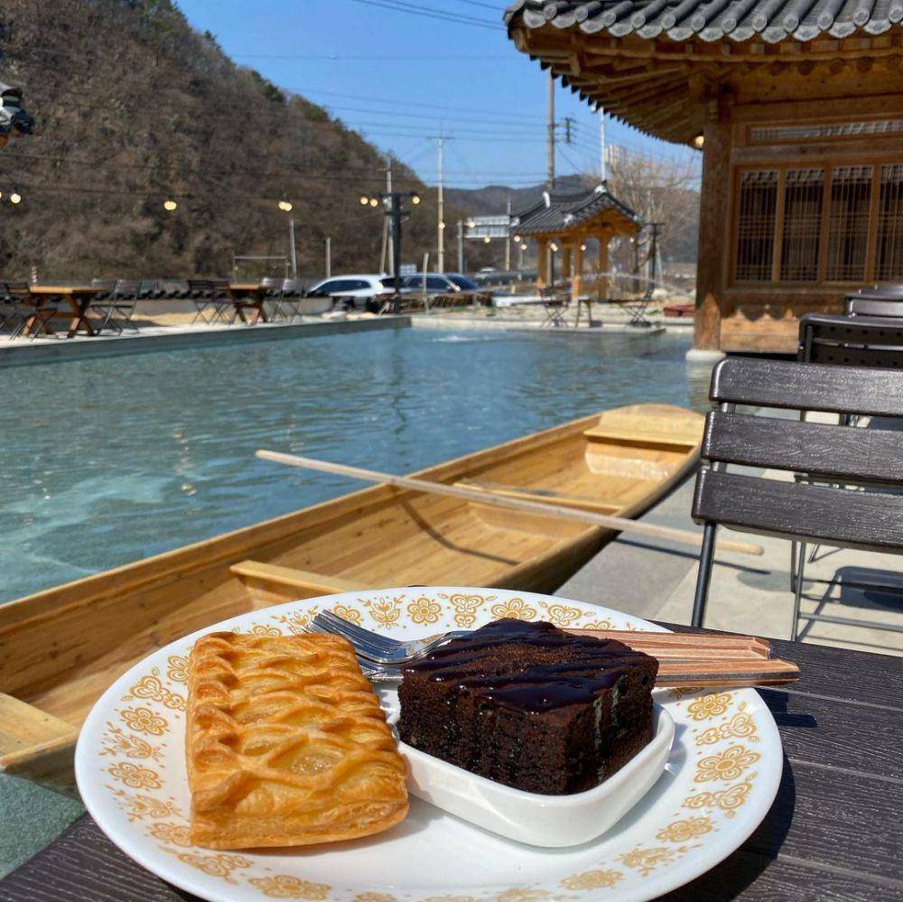 Soyang Hanok Cafe Tirol, Jeollabuk-Korsel (instagram.com/chelcolate.pudding)