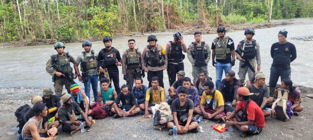 Pendulang emas yang dievakuasi dari lokasi penembakan oleh KKB di Yahukimo, Papua Pegunungan, Senin (16/10/2023). (Dok. Istimewa)