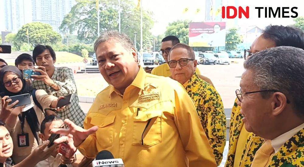 Airlangga Hartarto tiba di Kantor DPP Partai Golkar untuk menggelar Rapimnas. (IDN Times/Rachma Syifa Faiza Rachel)