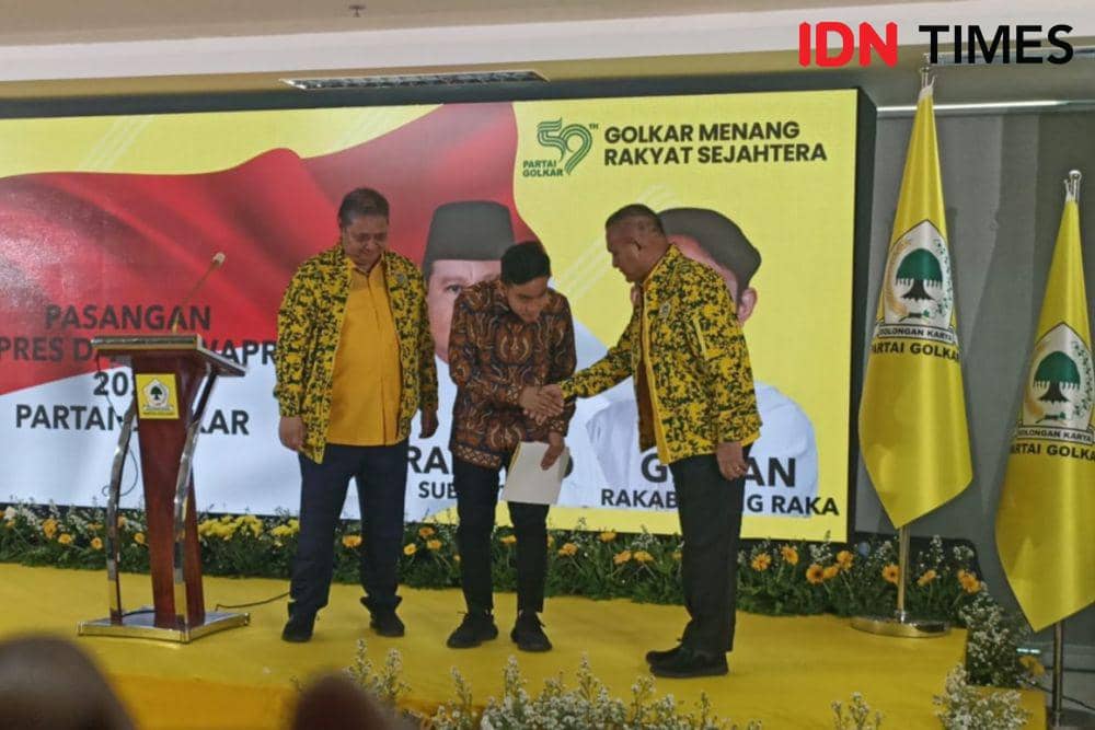 Wali Kota Solo Gibran Rakabuming Raka sambangi Kantor DPP Partai Golkar, Jakarta Barat, Sabtu (21/10/2023). (IDN Times/Yosafat Diva Bayu Wisesa)