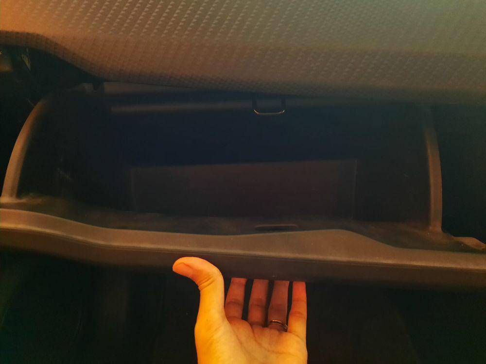 Pasang filter AC kabin Honda Brio (Dok. Pribadi/Dita Restuti)