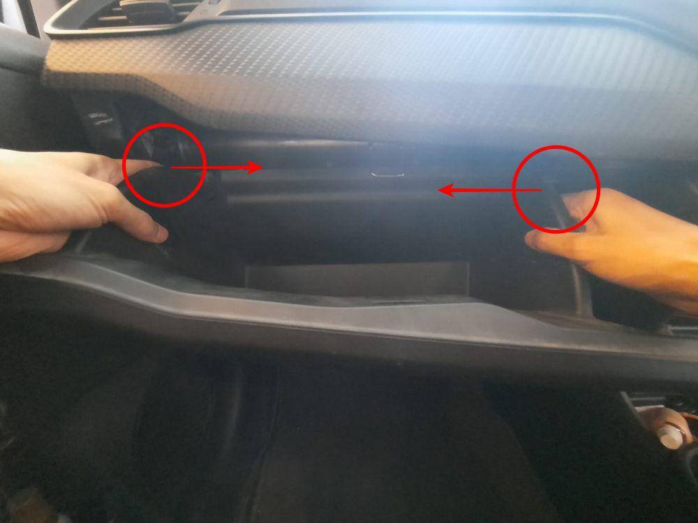 Pasang filter AC kabin Honda Brio (Dok. Pribadi/Dita Restuti)