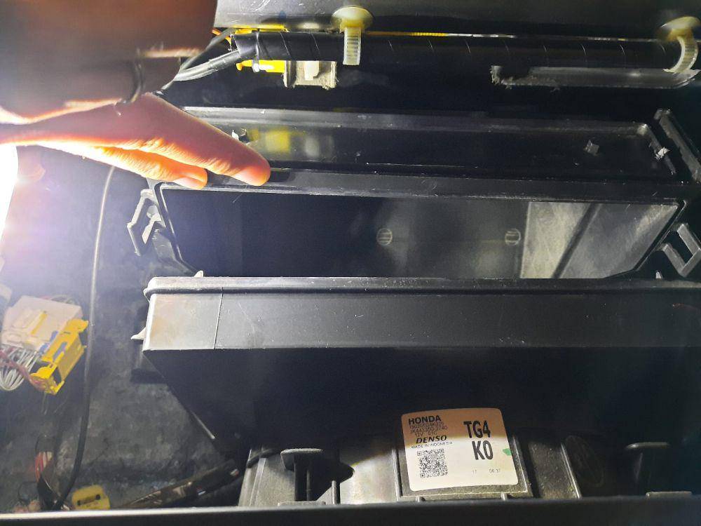 Pasang filter AC kabin Honda Brio (Dok. Pribadi/Dita Restuti)