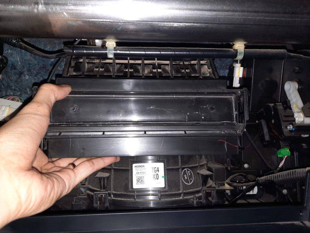 Pasang filter AC kabin Honda Brio (Dok. Pribadi/Dita Restuti)