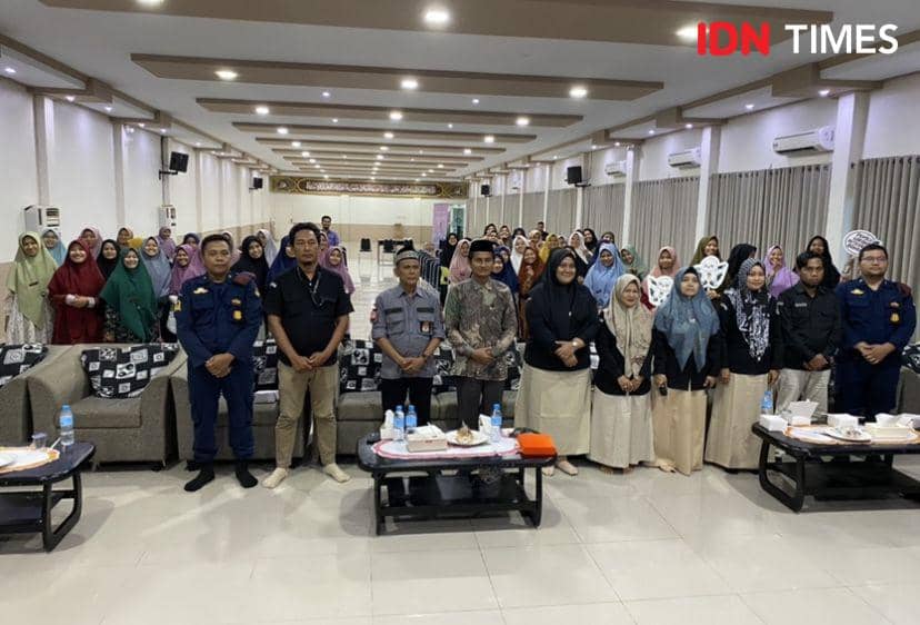 KPU Medan menggelar nobar film berjudul Kejarlah Janji di pesantren Ar-Raudlatul Hasanah Medan (IDN Times/Indah Permata Sari)