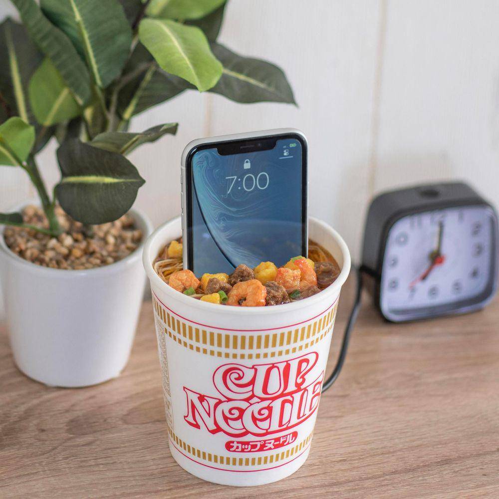 potret charger HP desain nyentrik (reddit.com/user/Impossible-Cup3811)