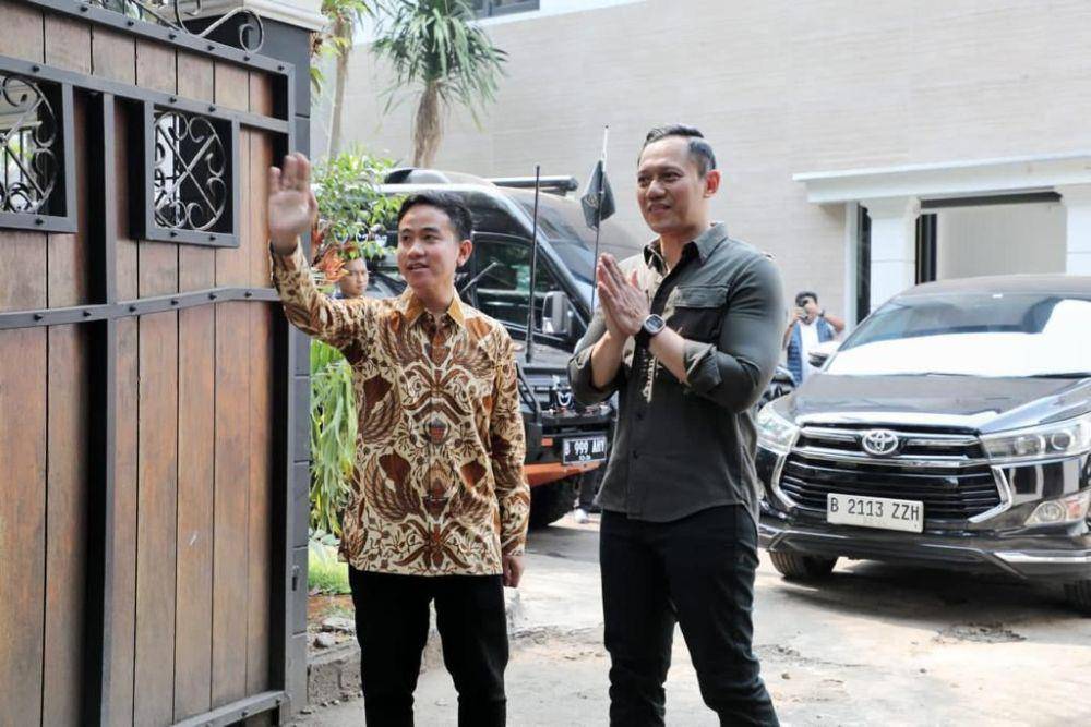 Wali Kota Solo, Gibran Rakabuming Raka ketika menemui Ketua Umum Partai Demokrat, Agus Harimurti Yudhoyono pada Minggu, 22 Oktober 2023 di Jakarta Selatan. (Dokumentasi Tim media Demokrat)