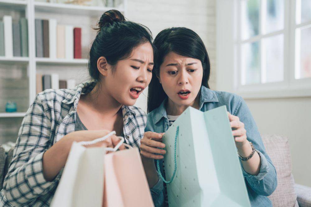 ilustrasi orang belanja (123r.com/primagefactory)
