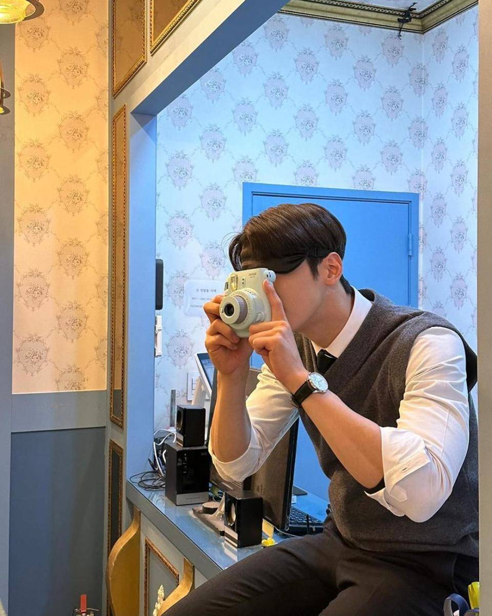 Cha Eun Woo di balik layar drama A Good Day to be a Dog (instagram.com/eunwo.o_c)