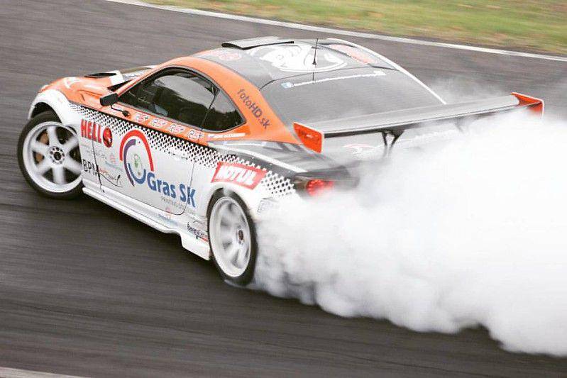 ilustrasi gas buang kendaraan bermotor menyebabkan polusi udara (flickr.com/Norbert Varga)