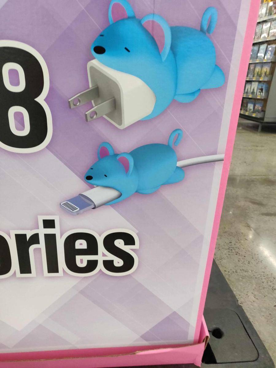 potret charger HP desain nyentrik (reddit.com/user/KriXy_)